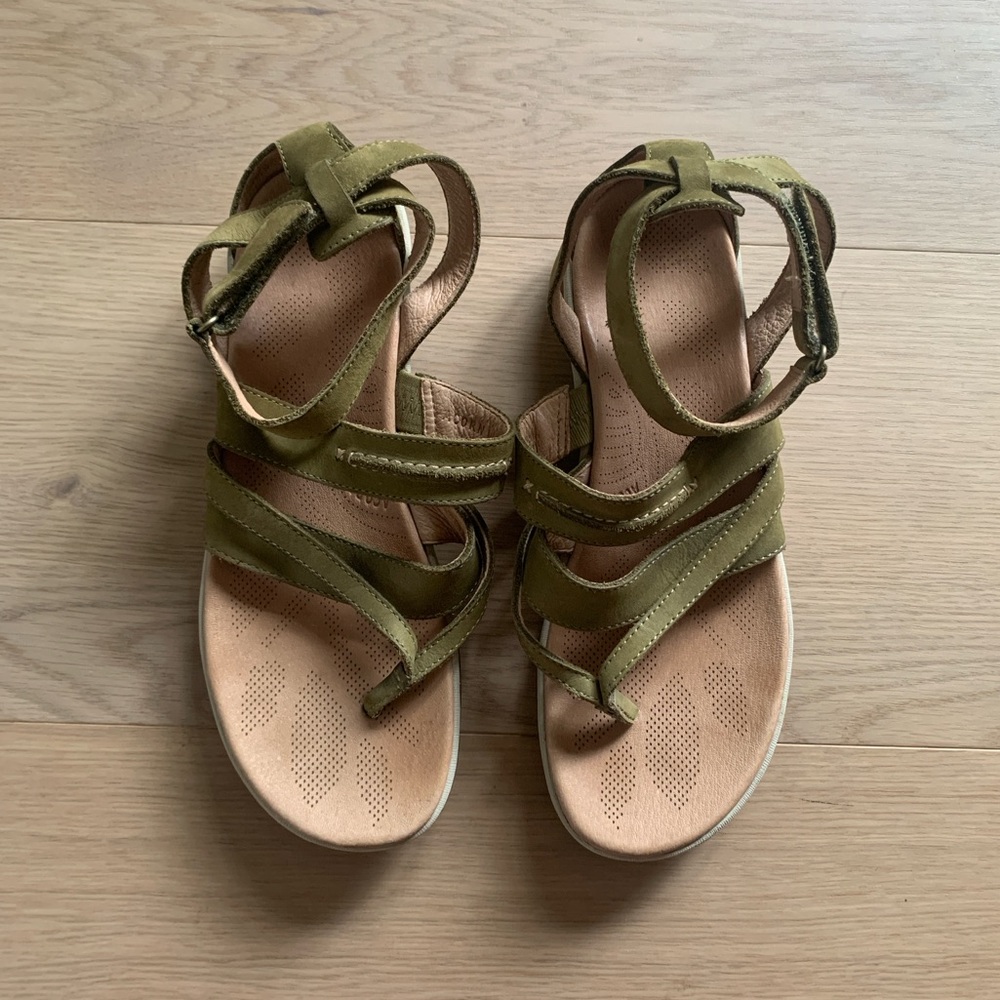 NWOB Acorn Women’s 9 Olive Green Multi-Strap Comfort Sandals